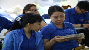 Các bạn thanh niên tỉnh Bình Định giới thiệu những sản phẩm khởi nghiệp của mình tới mọi người tham gia Hội nghị “Vai trò của khởi nghiệp đổi mới sáng tạo đối với sự phát triển kinh tế, xã hội tại địa phương”