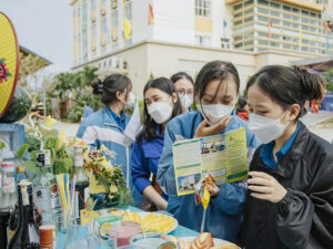 Các đoàn viên thanh niên tìm hiểu các gian hàng khởi nghiệp