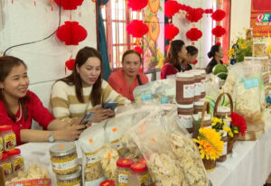 Các gian hàng chợ quê với nhiều sản phẩm nông sản sạch