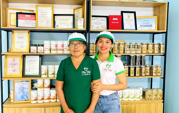 Chị Nhị và mẹ - người đã hỗ trợ và đồng hành.