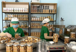 Cơ sở sản xuất của Công ty TNHH Thực phẩm Mẹ Mít Hội An tất bật dịp cuối năm.