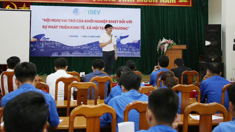Chuyên gia về lĩnh vực Khởi nghiệp đổi mới sáng tạo chia sẻ với các bạn Thanh niên tỉnh Cao Bằng.
