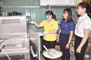 Nhiều bạn trẻ khởi nghiệp từ OCOP được hỗ trợ đầu tư máy móc góp phần nâng cao chất lượng sản phẩm.
