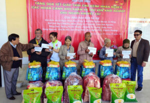 Tặng quà tết cho người già neo đơn và bệnh nhân có hoàn cảnh đặc biệt khó khăn