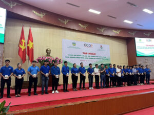 Trao tặng sách khởi nghiệp cho đại biểu tham dự chương trình tập huấn