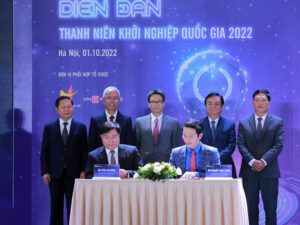 Phó Thủ tướng Vũ Đức Đam và lãnh đạo một số bộ, ngành, địa phương chứng kiến lễ ký kết hợp tác giữa Trung ương Đoàn TNCS Hồ Chí Minh và Bộ Kế hoạch và Đầu tư về hỗ trợ, thúc đẩy hoạt động khởi nghiệp của thanh niên - Ảnh: VGP/Đình Nam