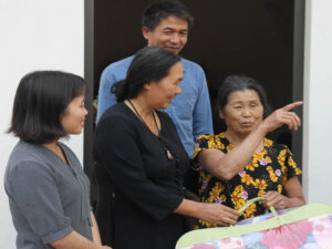 Bà Thủy tặng quà cho NCT có hoàn cảnh khó khăn