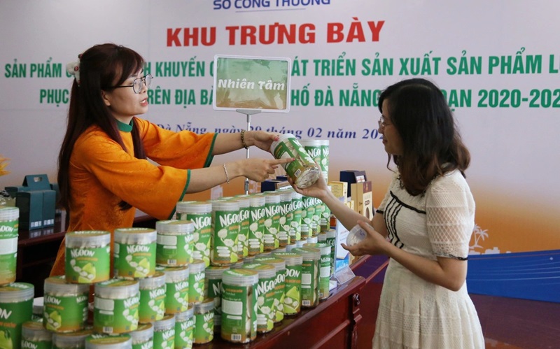 Chị Nguyễn Thị Thanh Tâm (trái) giới thiệu sản phẩm cho khách hàng tại hội chợ