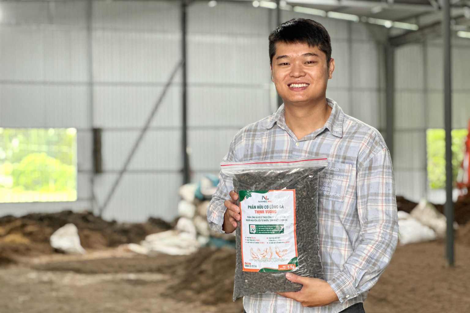 Mỗi ngày sản xuất hơn 1,5 tấn phân bón nhưng vẫn “cháy” hàng.