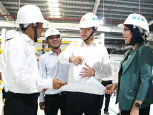 Ủy viên Trung ương Đảng, Bí thư Tỉnh ủy Nguyễn Hồng Lĩnh (thứ 2 từ phải qua) và Phó chủ tịch UBND tỉnh Nguyễn Thị Hoàng trao đổi cùng chủ đầu tư Khu công nghiệp Lộc An - Bình Sơn về thu hút đầu tư các dự án vào khu công nghiệp.