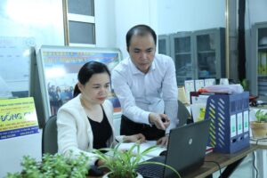 Doanh nhân Đồng Anh Tú, Chủ tịch Hội đồng thành viên Công ty TNHH Thực phẩm Đồng Gia giới thiệu sản phẩm nem thính cho khách hàng