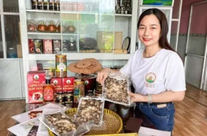 Chị Châu Thị Nương giới thiệu về các loại nấm sạch được trồng tại cơ sở