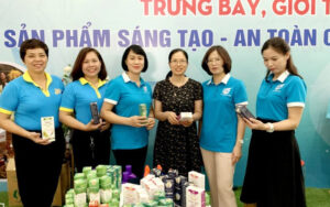 Chị Hoàng Thị Tú Oanh (thứ 4 từ trái qua), Giám đốc Công ty cổ phần Tinh dầu và hương liệu FAMILY, giới thiệu sản phẩm của mình tới hội viên phụ nữ