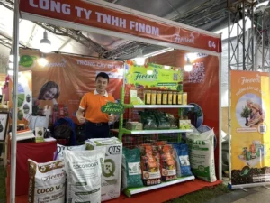 Long giới thiệu các sản phẩm của Finom tại hội chợ nông nghiệp