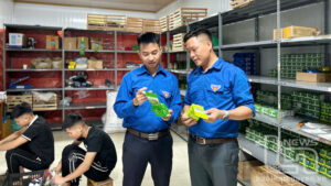 Anh Nguyễn Hồng Kiên (bên trái), Giám đốc HTX chè Kiên Thái Nguyên, ở xã Minh Tiến (Đại Từ), giới thiệu sản phẩm chè của HTX