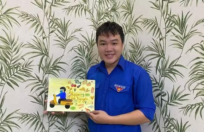 Anh Khưu Tấn Bửu – Giám đốc Công ty TNHH MTV Khưu Tấn Bửu, chuyên về sản xuất tranh gạo ở TP Cần Thơ