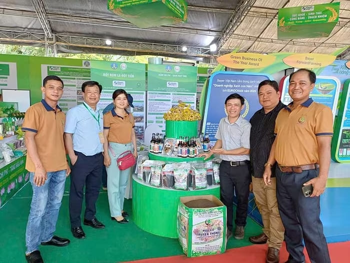 Anh Lê Long Hồ - Giám đốc Hợp tác xã Dịch vụ nông nghiệp Hòa Long (thứ 3 từ phải sang) giới thiệu sản phẩm phân hữu cơ tại các chương trình, hội chợ nông nghiệp