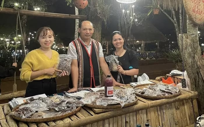 Chị Kim Huệ (bìa phải) giới thiệu sản phẩm của mình tại một hội chợ