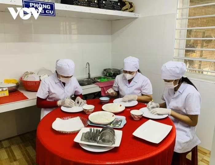 Xưởng sản xuất đã góp phần tạo việc làm với thu nhập ổn định cho nhiều chị em người dân tộc thiểu số tại địa phương
