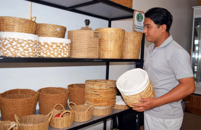 Anh Hứa Trần Phong kiểm tra sản phẩm gia dụng từ bẹ chuối khô