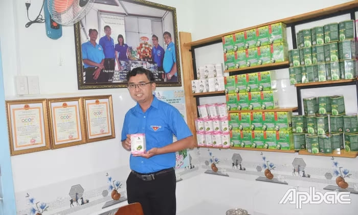 Anh Lê Vương Quốc Hùng đã sản xuất và tung ra thị trường nhiều loại trà thảo dược được khách hàng tin dùng