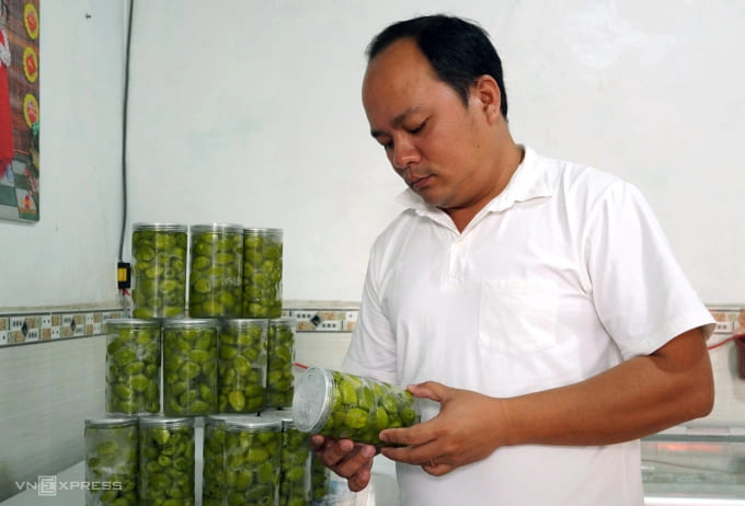 Anh Thanh kiểm tra sản phẩm trước khi giao đến khách hàng
