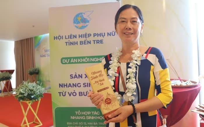 Bà Trương Thị Mỹ Dung, Tổ trưởng tổ hợp tác “Sản xuất nhang sinh học từ vỏ bưởi và sả”