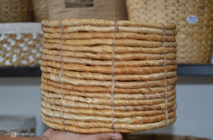 Chậu làm từ bẹ chuối khô