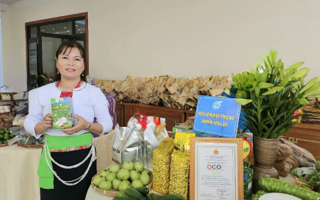 Chị Bình giới thiệu sản phẩm của Tổ hợp tác chè xanh Đá Trắng