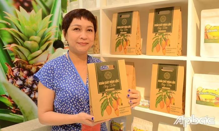 Chị Minh Thy và sản phẩm xoài cát Hòa Lộc sấy dẻo được nhiều người biết đến