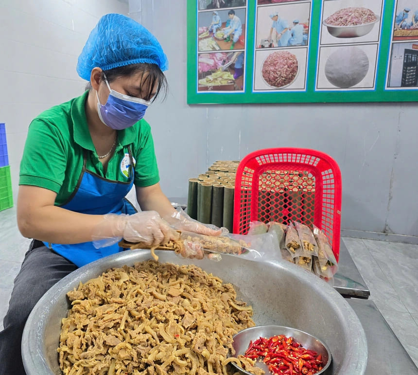 Người lao động làm việc tại Hợp tác xã thịt chua Thanh Sơn phần lớn là phụ nữ dân tộc thiểu số ở địa phương
