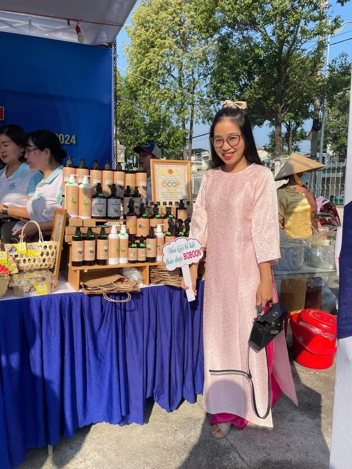 “Bồ kết không chỉ cải thiện mái tóc của tôi mà còn mở ra một hành trình thay đổi cuộc đời tôi”, chị Trần Thị Ngọc Cẩm