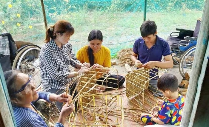 Chị Lê Thị Thủy dạy nghề, tạo việc làm cho nhiều hội viên, phụ nữ trên địa bàn