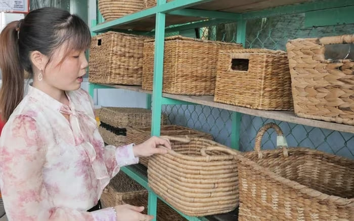 Chị Lê Thị Thủy khởi nghiệp với nghề đan sản phẩm thủ công mỹ nghệ