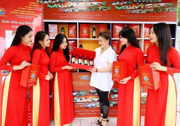 Chị Nguyễn Thị Chiến (thứ 3 từ phải qua), Giám đốc Công ty TNHH Sản xuất, Thương mại và Dịch vụ Hati, quảng bá sản phẩm của mình