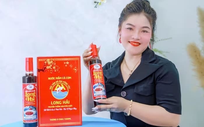 Chị Nguyễn Thị Chiến bên các sản phẩm mang thương hiệu nước mắm cá cơm Long Hải