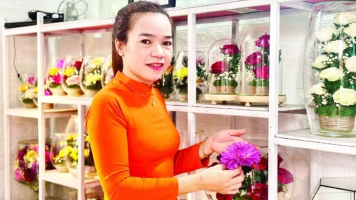 Chị Nguyễn Thị Thanh Lân, người sáng lập thương hiệu "Hoa tươi bất tử Cố đô" bên những sản phẩm thủ công mang đậm dấu ấn nghệ thuật và công nghệ