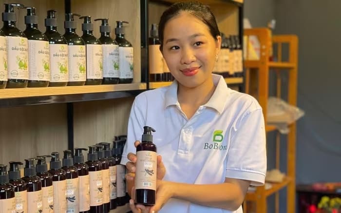 Chị Trần Thị Ngọc Cẩm cùng sản phẩm của mình
