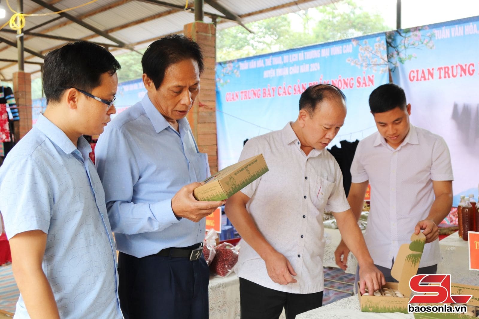 Sản phẩm trứng gà đen của HTX Nông nghiệp sinh thái Efarm É Tòng, huyện Thuận Châu bày bán tại Ngày hội VHTT, du lịch và thương mại vùng cao Thuận Châu năm 2024