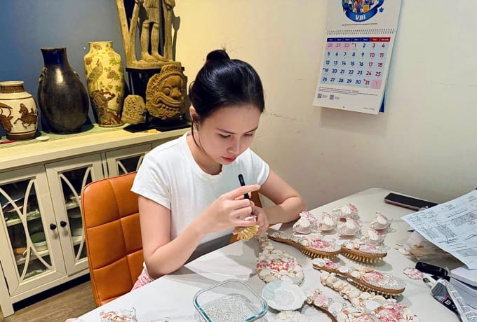 Thanh Ngọc đang làm các món đồ thủ công từ vỏ sò, ốc biển, trong ngôi nhà ở Phan Thiết, Bình Thuận