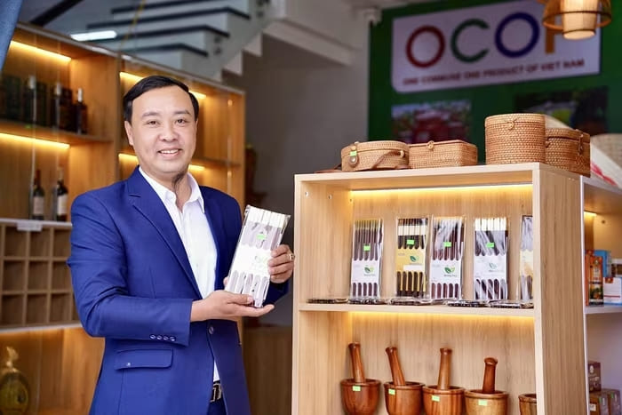 Anh Lê Thanh Triển giới thiệu sản phẩm đũa gỗ Quảng Thủy