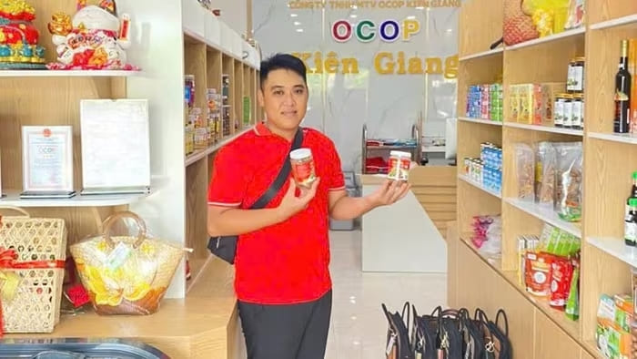 Anh Nguyễn Hoàng Anh giới thiệu sản phẩm tại kệ hàng OCOP Kiên Giang