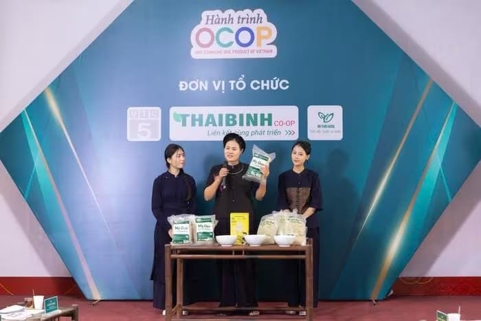 Chị Hoàng Thị Tân (giữa) giới thiệu sản phẩm của Hợp tác xã Tâm Trà Thái tại một hoạt động xúc tiến thương mại