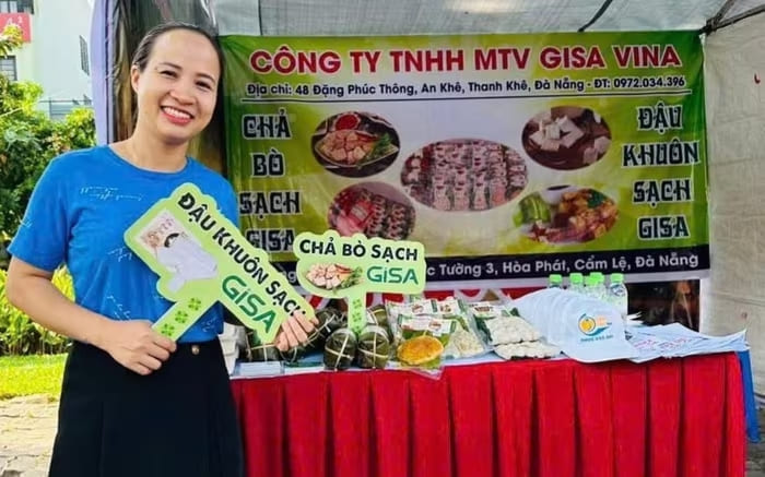 Chị Nguyễn Trang giới thiệu sản phẩm của mình tại hội chợ