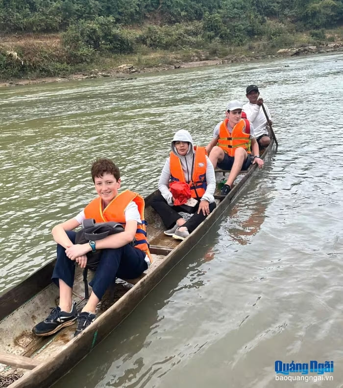 Du khách nước ngoài trải nghiệm đi thuyền độc mộc trên sông Đăk Bla đoạn thuộc làng Kon K’Tu, xã Đăk Rơ Wa