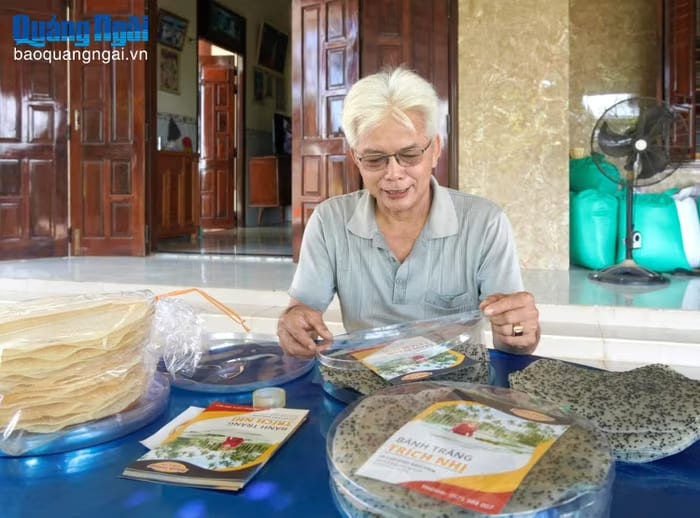 Dù sản xuất bằng máy móc, nhưng bánh tráng của cơ sở ông Nguyễn Văn Nhị vẫn giữ được hương vị đặc trưng