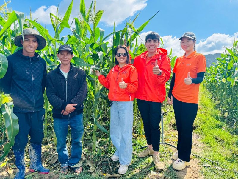 Anh Lê Hữu Hân (thứ 2 từ phải sang) cùng cộng sự tham quan, liên kết thu mua nông sản hỗ trợ nông dân