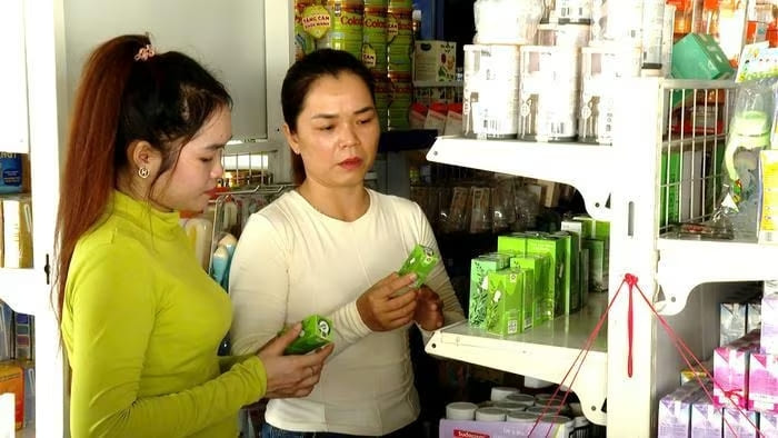 Chị Trần Thị Thu Hương (bên trái) giới thiệu sản phẩm của mình