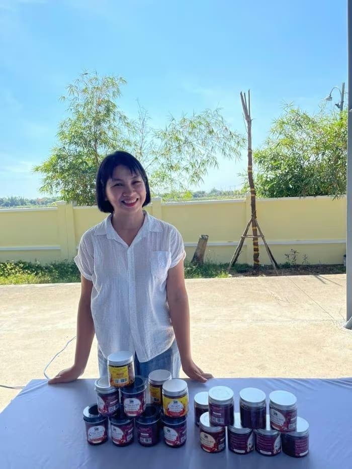 Chị Võ Thị Lệ và sản phẩm của HTX Nông nghiệp xã Điện Phong