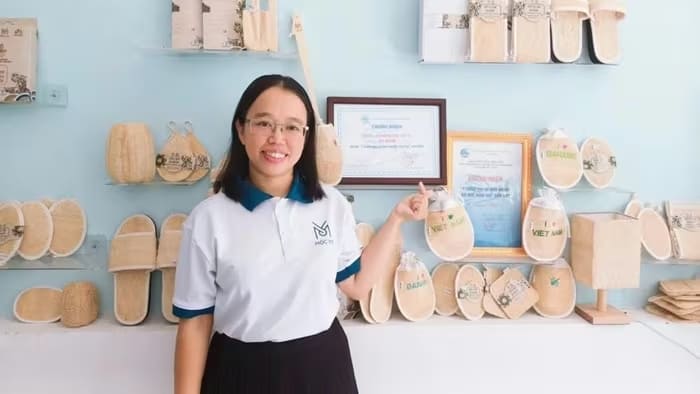 Chị Võ Thị Ngọc Thư, Giám đốc Công ty TNHH Đầu tư phát triển Vũ Nguyên (phường Thanh khê) bên các sản phẩm làm từ xơ mướp do công ty sản xuất